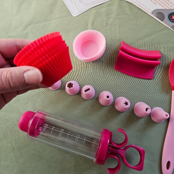 Cupcake Decorating Set‎ with 10 Recipe Cards in English and French - Picture 3 of 6